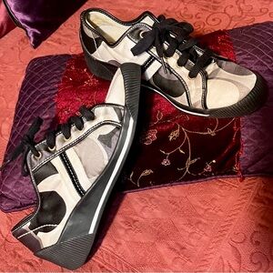 Coach sneakers size 9.5 m lightly worn in black, grey & white